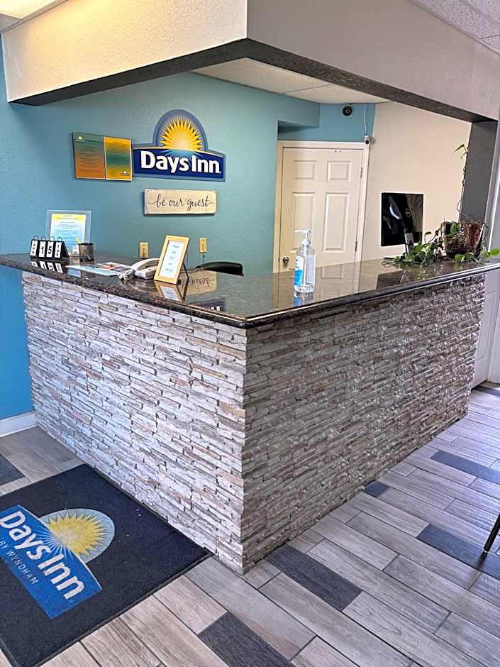 Days Inn by Wyndham West Branch Iowa City Area