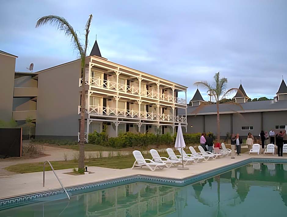 Howard Johnson Hotel & Convention Center Madariaga - Carilo