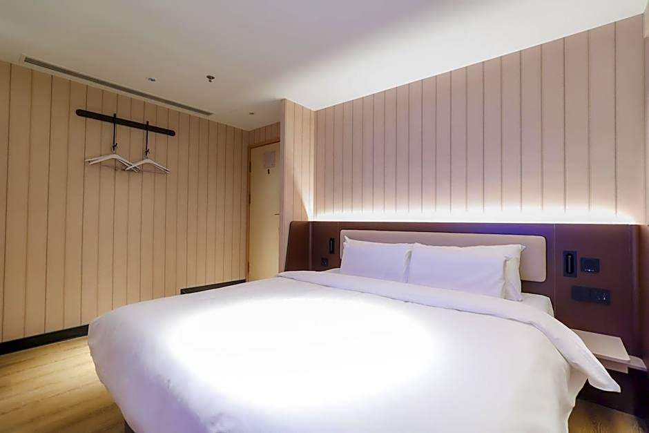 Photo 1 of 4 of Superior 1 King Bed