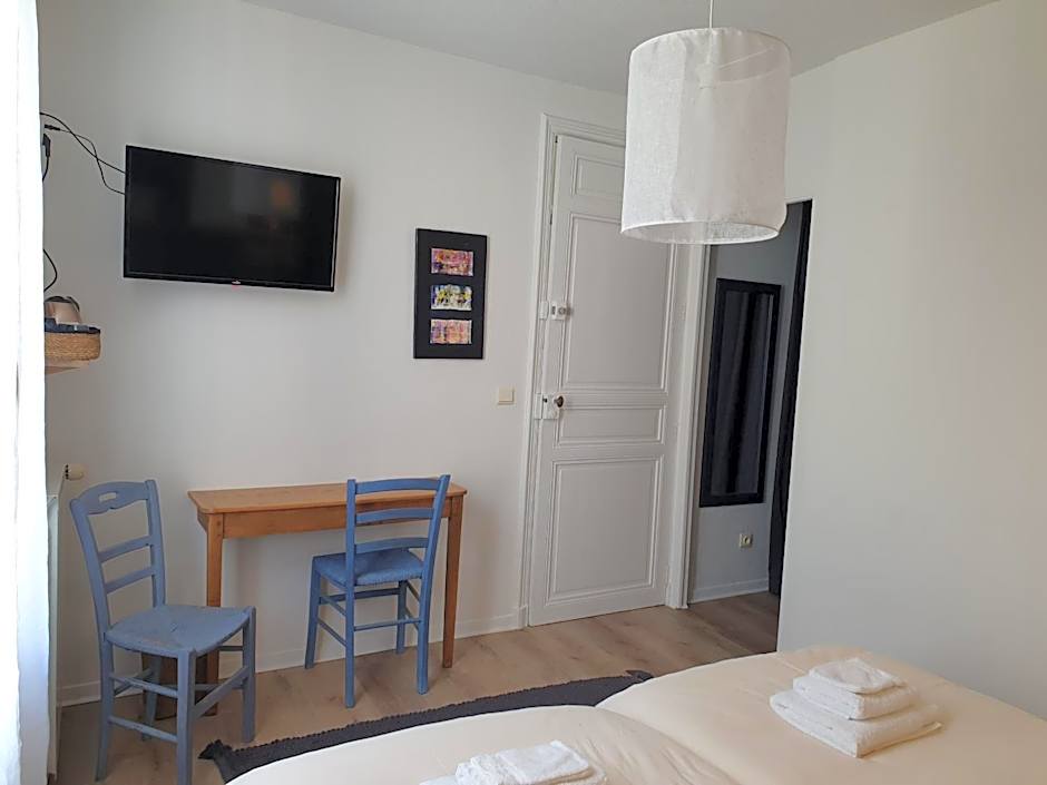 Chambres d'Hôtes et Gîtes- L'Abri sous Roche