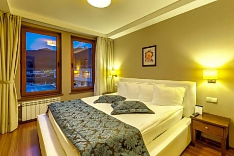 Executive Deluxe Suite with Mountain View