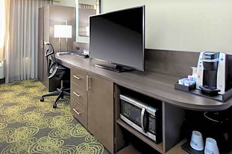 Queen Room with Bath Tub - Mobility/Hearing Accessible