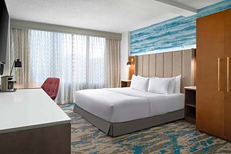 King Room with Accessible Tub - Mobility Access