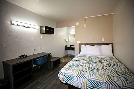 1 Full Bed | Mob Acc RI Shwr Nsmk Micfridge