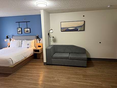 1 King Bed, 1 Queen Bed, Suite, Nonsmoking