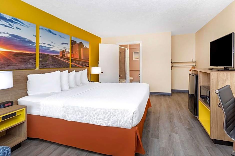 Days Inn & Suites by Wyndham Clovis