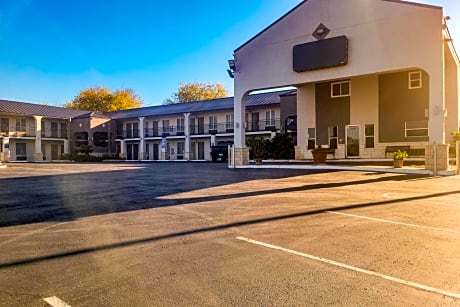 Econo Lodge Inn & Suites Near Lackland AFB