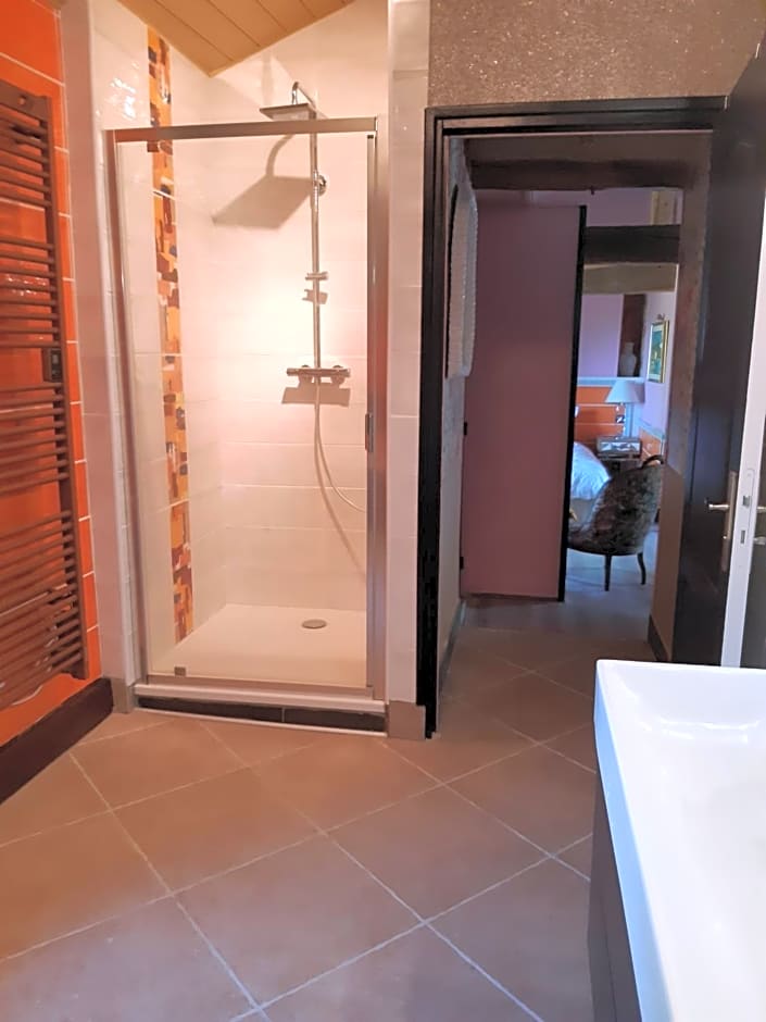 Chambre familiale avec piscine chauffée et jacuzzi