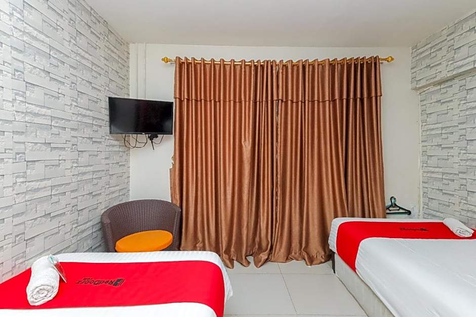 RedDoorz Syariah near Green Park Jatiwarna