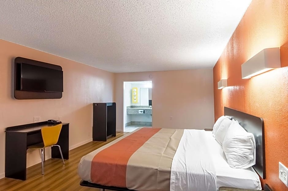Motel 6-Clinton, OK
