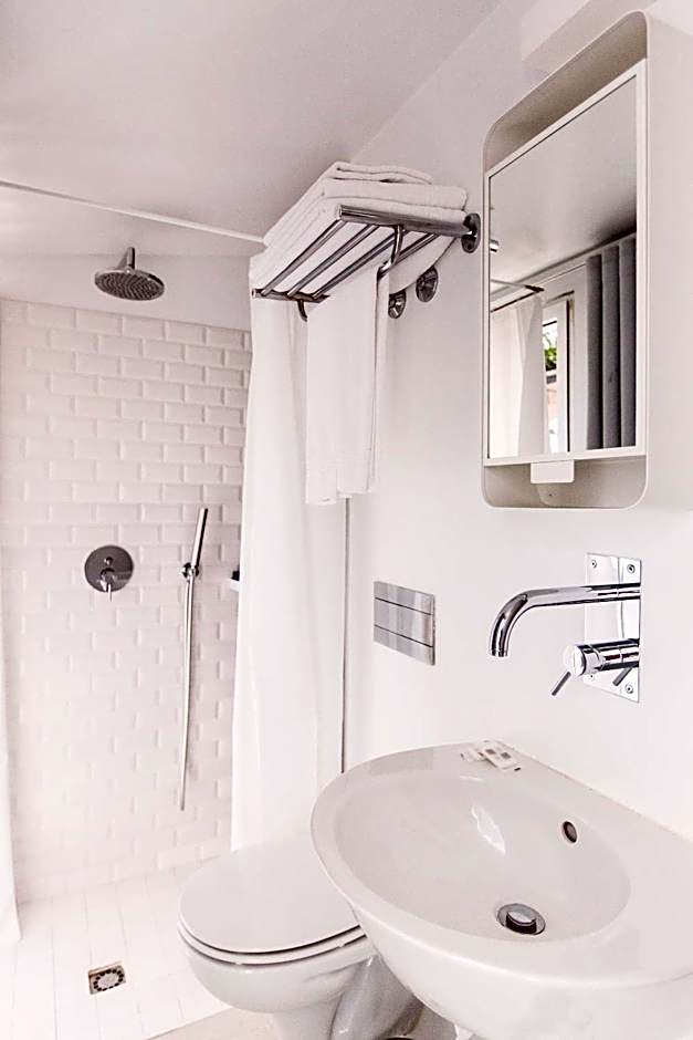 Santa Bica Eat Drink & Sleep