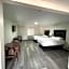High Falls Inn & Suites