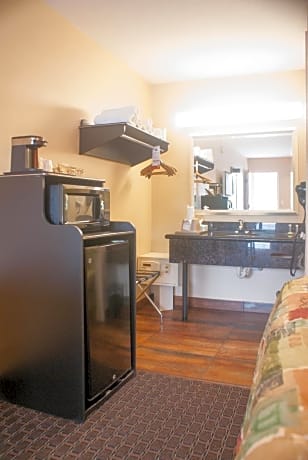 Queen Room with Two Queen Beds and Pool View - Non-Smoking