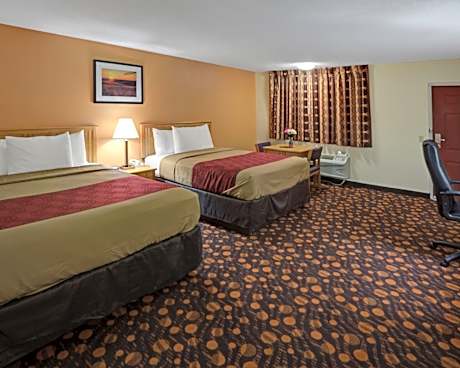 Quadruple Room with Two Queen Beds - Smoking/Exterior Hall