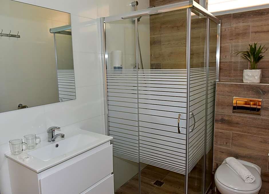 קיבוץ אילות - חדרי אירוח עם בריכה משותפת