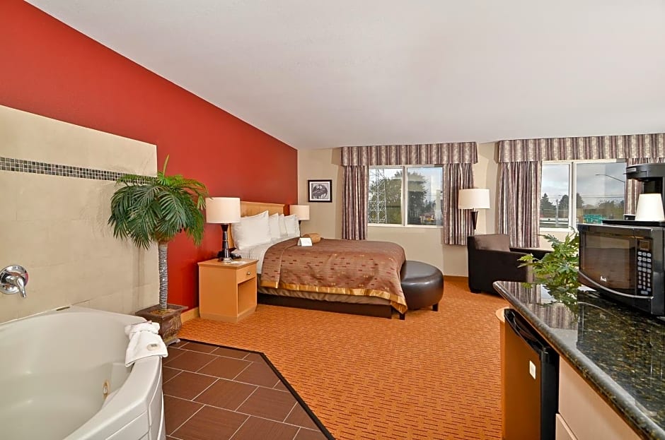 Clackamas Inn and Suites