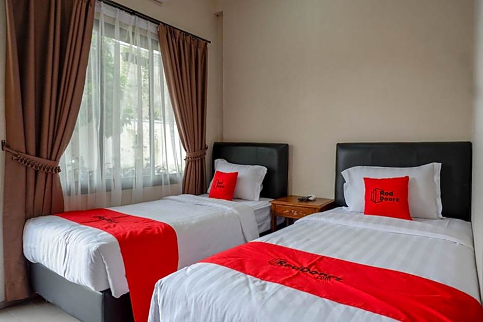RedDoorz @ Jalan Majapahit Semarang