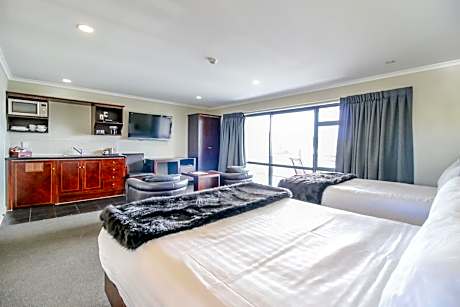 Deluxe Twin Studio