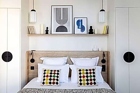 Superior Queen Room with Walk-In Shower - Mobility Accessible