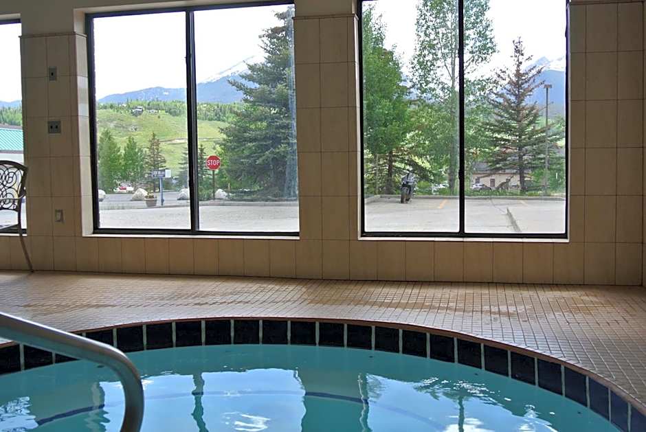 Luxury Inn & Suites