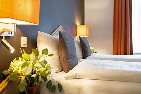 Standard - 1 Queen Bed