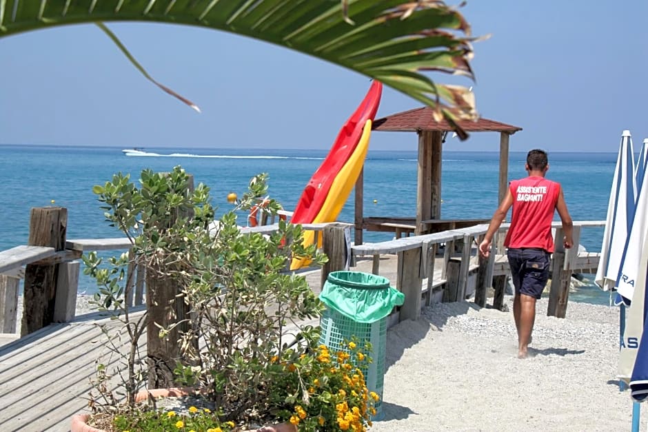 Three-room apartment a stones throw from the sea