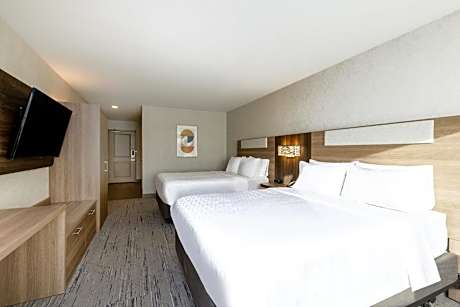 Standard Queen Room with Two Queen Beds and Mobility Accessible Tub