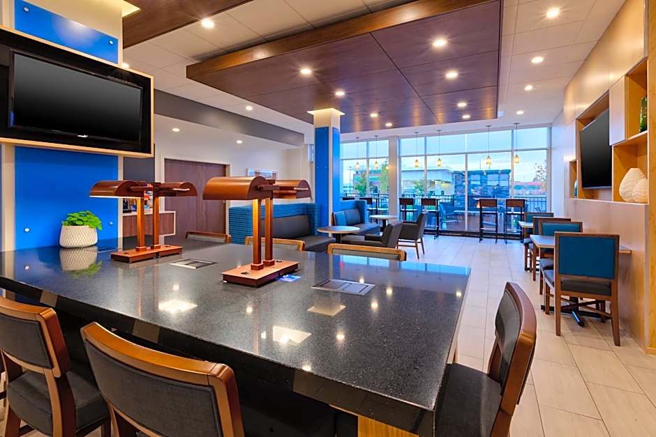 Holiday Inn Express and Suites Eau Claire West I-94 By IHG