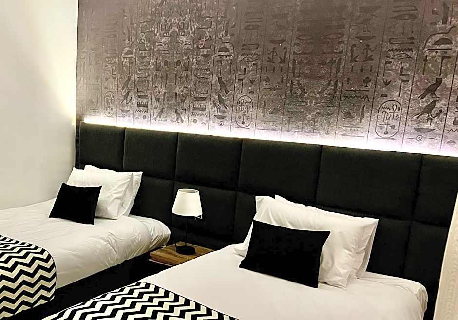 New Museum, Pyramids inn