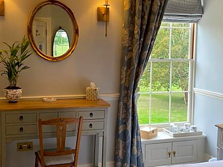 Queen Room with Garden View