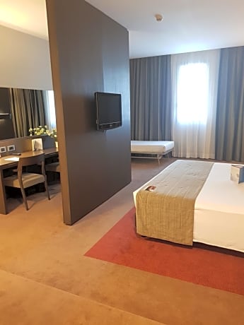suite-1 king bed - sitting area, bedroom(s)