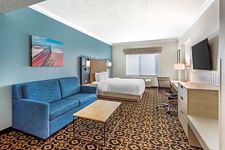 King Suite with Roll-In Shower and Spa Bath - Disability Access/Non-Smoking