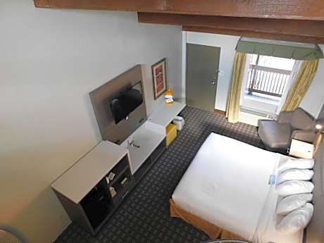 Triple Suite - Non-Smoking