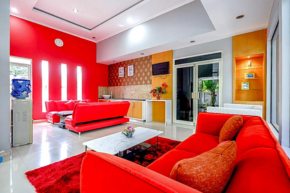 RedDoorz near Solo Square 3