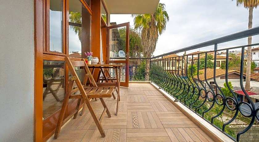 Old Town Deluxe Flats