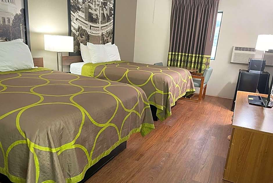 Super 8 by Wyndham Eureka/Six Flags Nearby