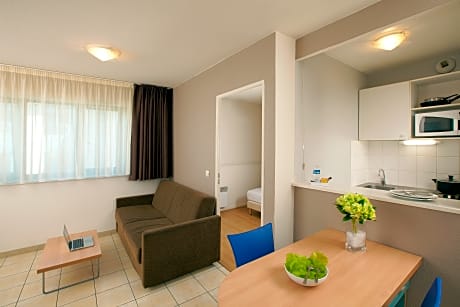 ONE BEDROOM APARTMENT