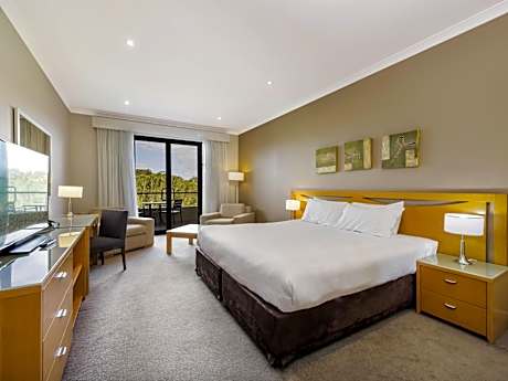 Superior King Room with Golf View