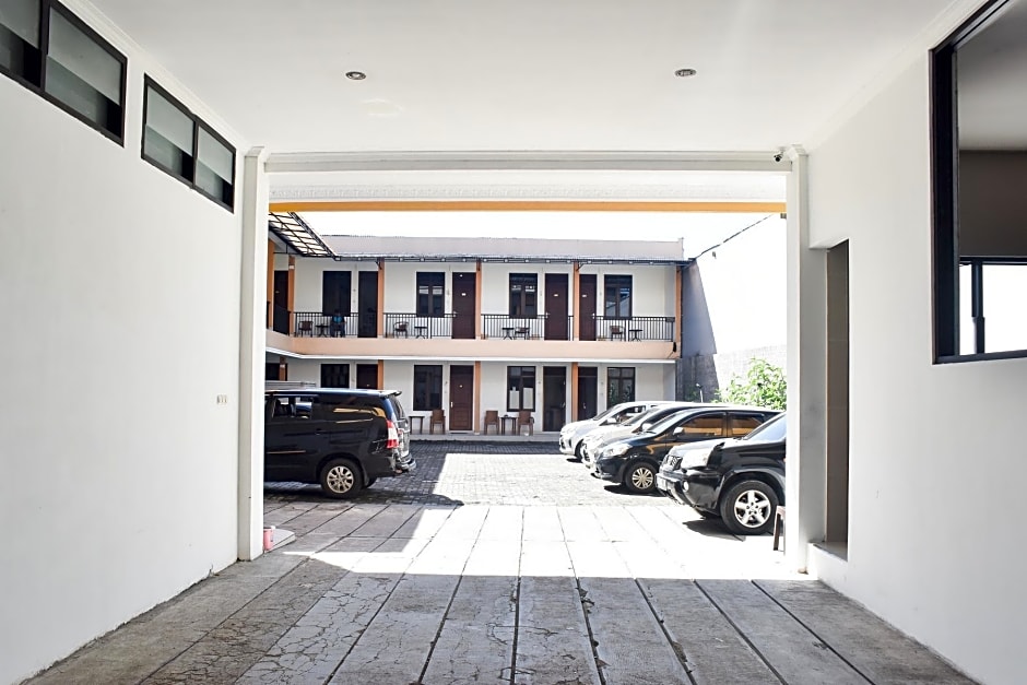 RedDoorz near Alun Alun Wonosobo