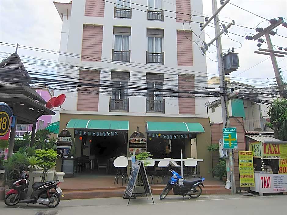 18 Coins Cafe & Hostel