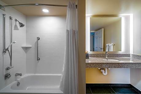 One-Bedroom King Suite with Communications Accessible Tub