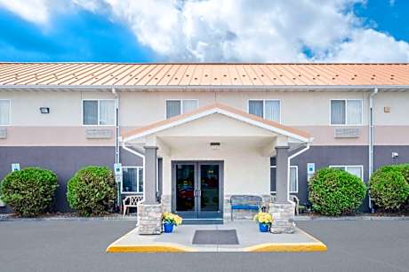 Days Inn & Suites by Wyndham Fargo 19th Ave/Airport Dome