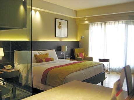 Deluxe King Room - 10% discount on Food & soft beverages, Laundry & Spa
