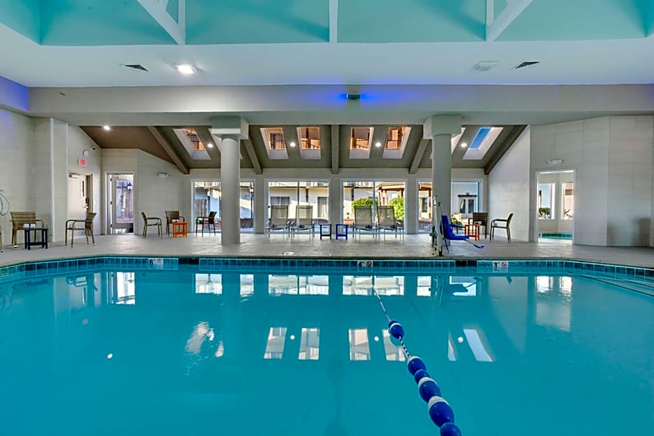 Orangewood Inn & Suites Kansas City Airport