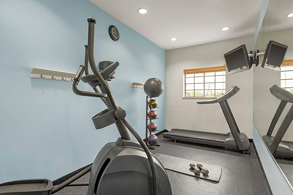 Days Inn & Suites by Wyndham Houston Hobby Airport