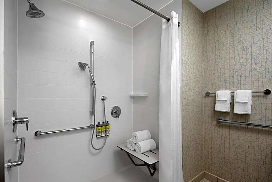 Holiday Inn Express & Suites Woodside LaGuardia Airport By IHG