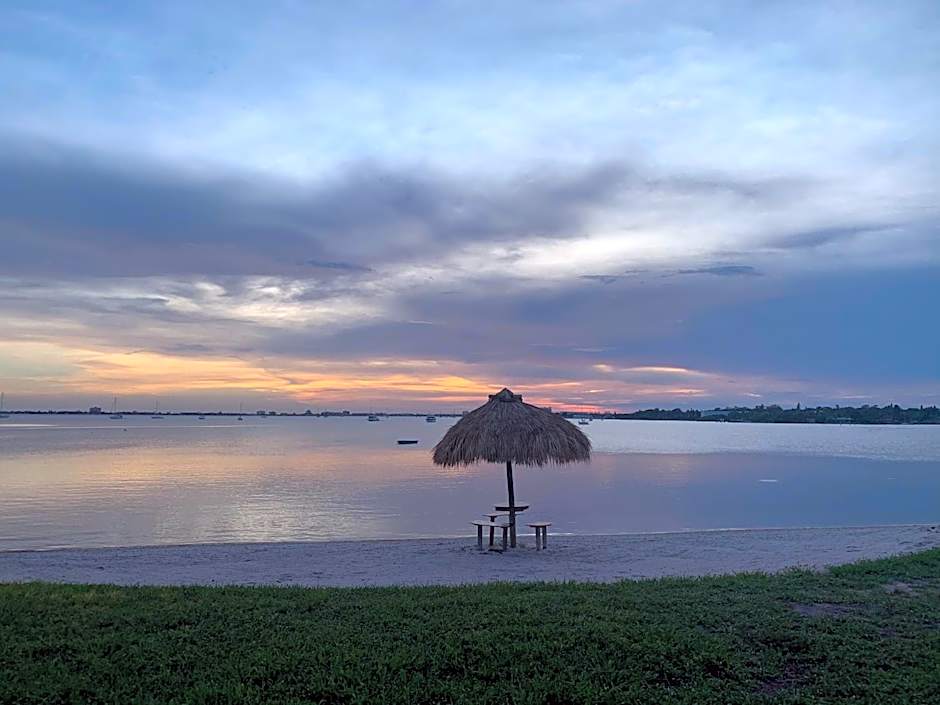 Walk to the Sand, Pool & Hot Tub Waterfront Oasis