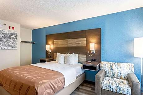 1 Queen Bed Nonsmoking Accessible