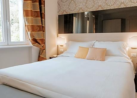 Deluxe Double or Twin Room with Mountain View