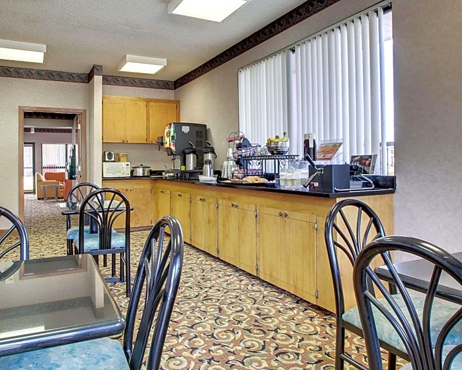 Econo Lodge Inn & Suites Forest